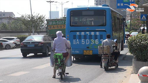 城區(qū)還有農(nóng)村道路？通惠南路這個路段機非人混行