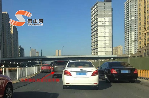 這個路口有點“亂”？早高峰，直行車輛與左轉(zhuǎn)車輛搶道忙