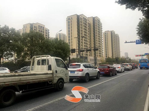 這個路口有點“亂”？早高峰，直行車輛與左轉(zhuǎn)車輛搶道忙