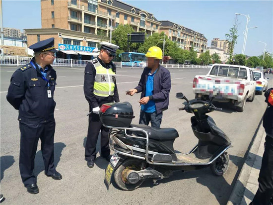 今天，沒帶這東西出門的都被扣留了！蕭山最近正在嚴查這事！