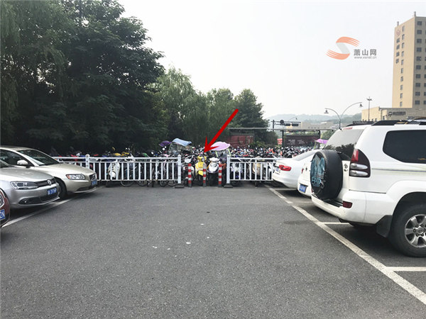 湘湖地鐵口亂停車追蹤： 站口仍被上百輛電瓶車“占領” 管理人員很委屈…….