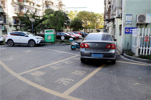 消防通道形同虛設(shè)！停車和生命財(cái)產(chǎn)相比，誰更重要？