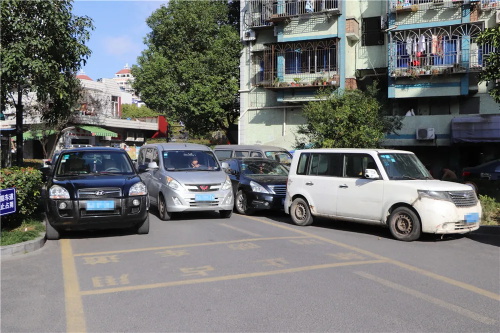 消防通道形同虛設(shè)！停車和生命財(cái)產(chǎn)相比，誰更重要？