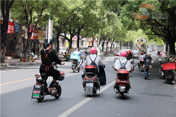 電動(dòng)車與汽車“搶道共舞” 拿命“任性”幾時(shí)休？