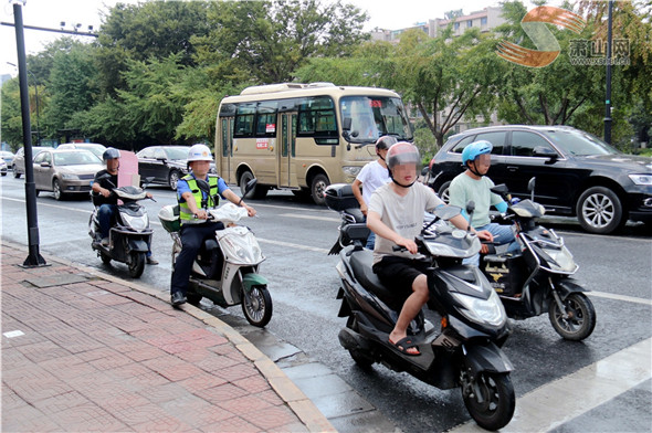 電動(dòng)車與汽車“搶道共舞” 拿命“任性”幾時(shí)休？