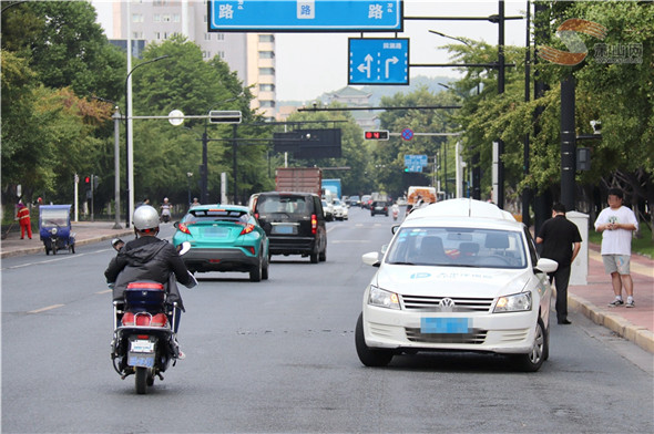 電動(dòng)車與汽車“搶道共舞” 拿命“任性”幾時(shí)休？