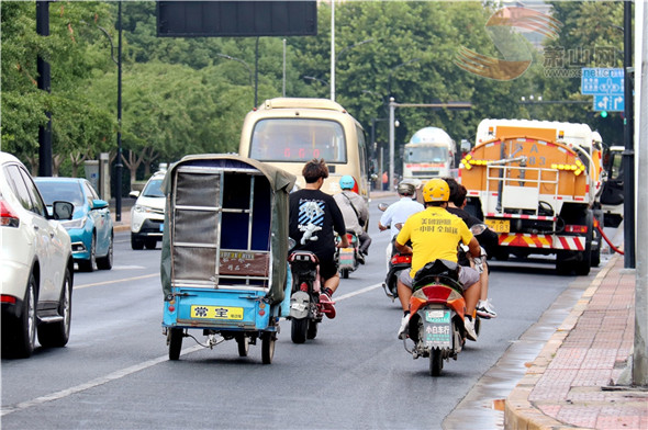 電動(dòng)車與汽車“搶道共舞” 拿命“任性”幾時(shí)休？