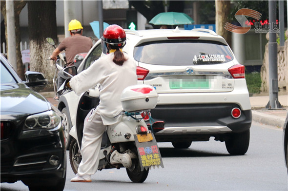 電動(dòng)車與汽車“搶道共舞” 拿命“任性”幾時(shí)休？