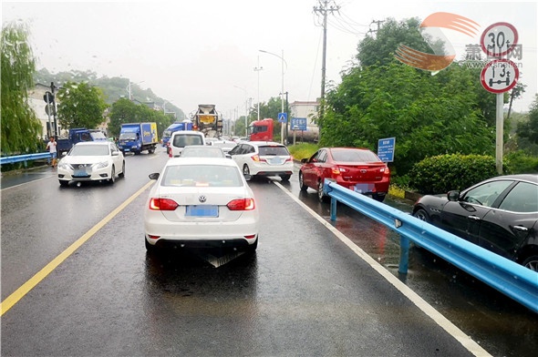 03省道這段路上，汽車竟讓電動(dòng)車“無(wú)路可走”？