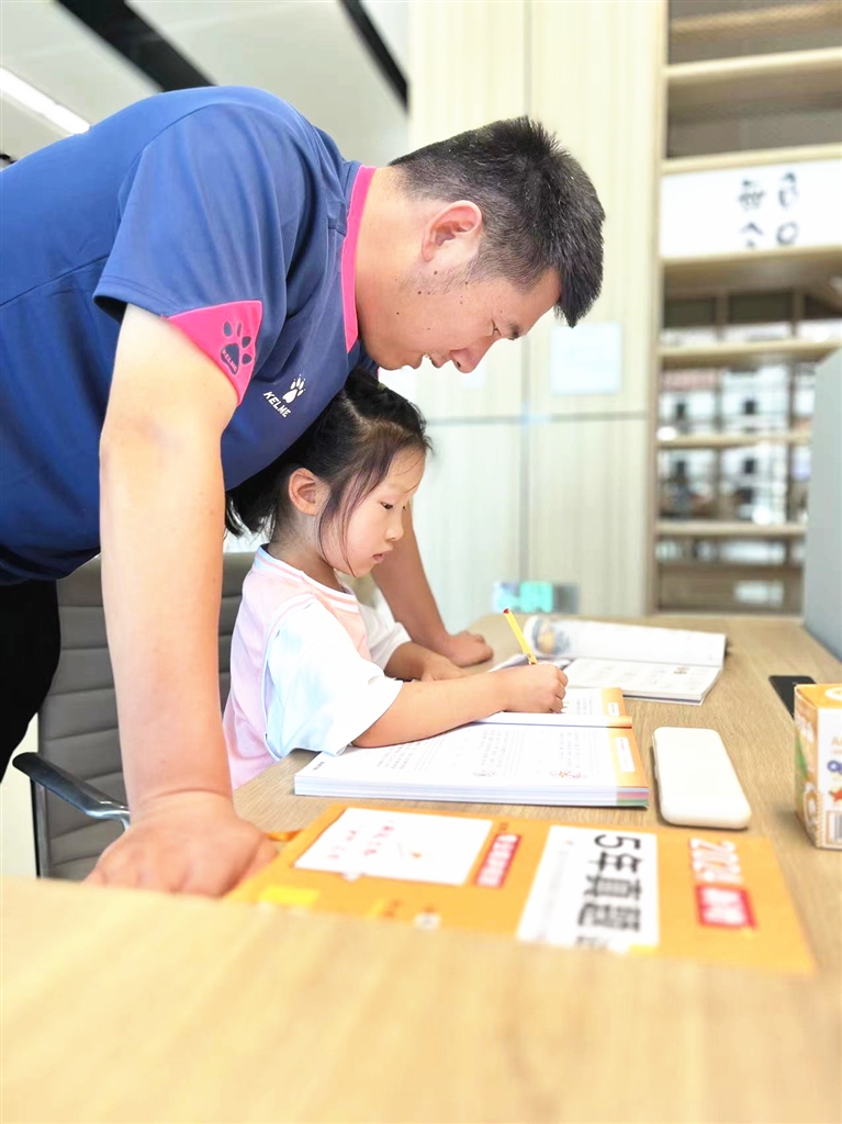 潘水幼兒園大班畢業(yè)時趙麗雅_s.jpg